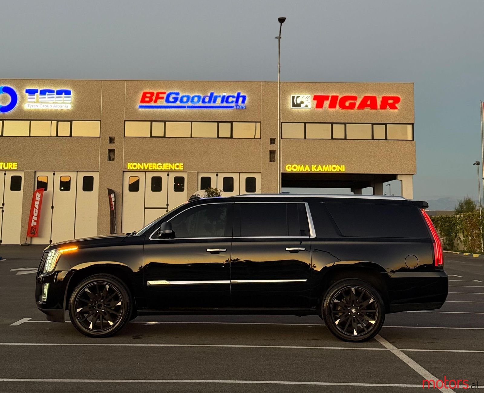 2016' Cadillac Escalade photo #2