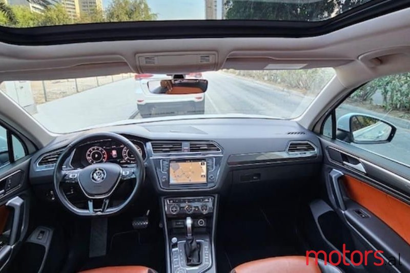2017' Volkswagen Tiguan photo #6
