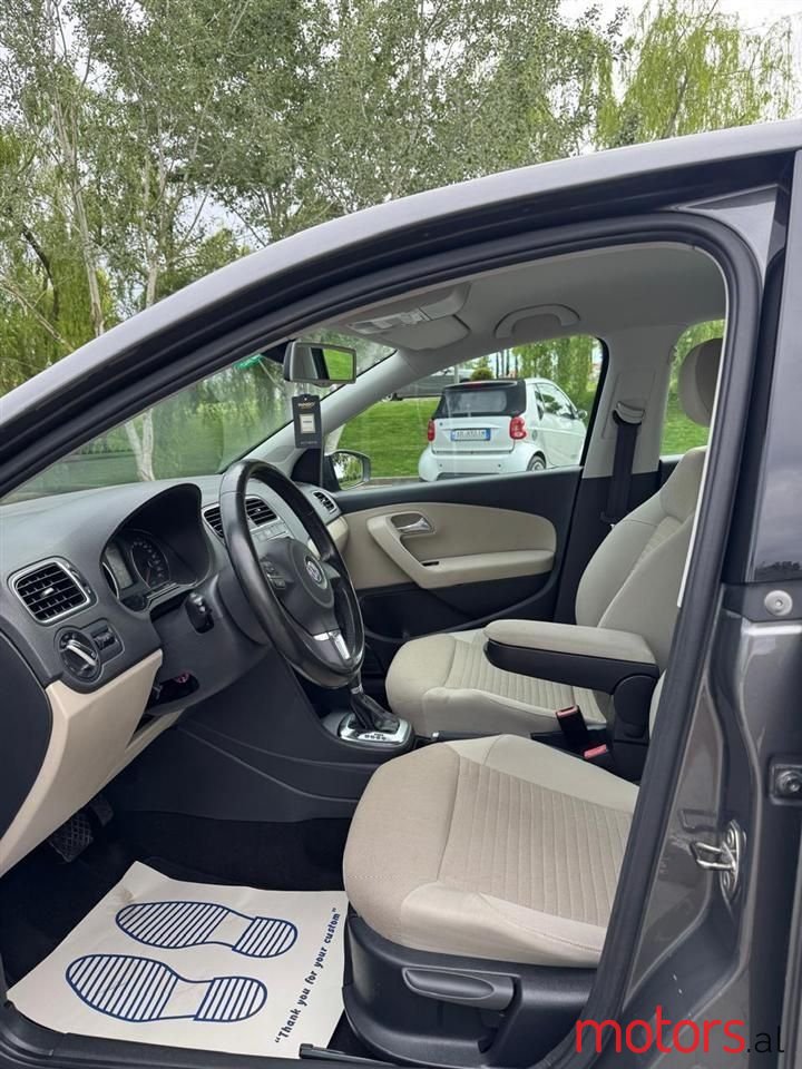 2010' Volkswagen Polo photo #4