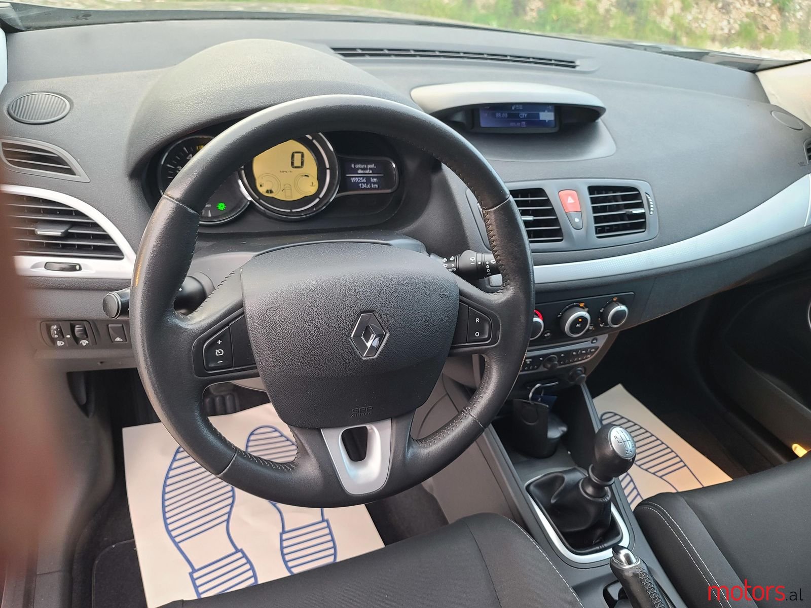 2010' Renault Megane photo #3