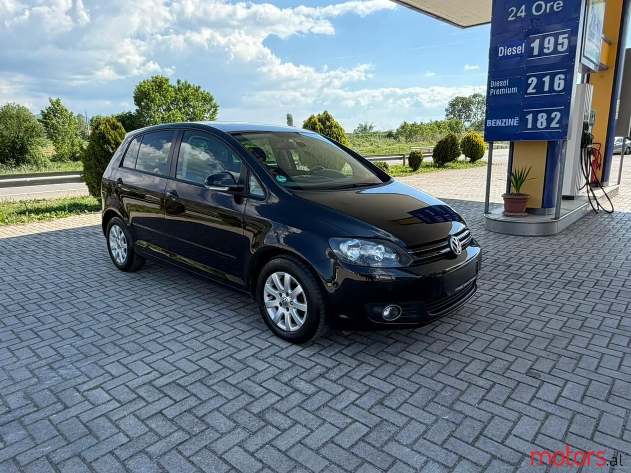 2011' Volkswagen Golf Plus photo #1