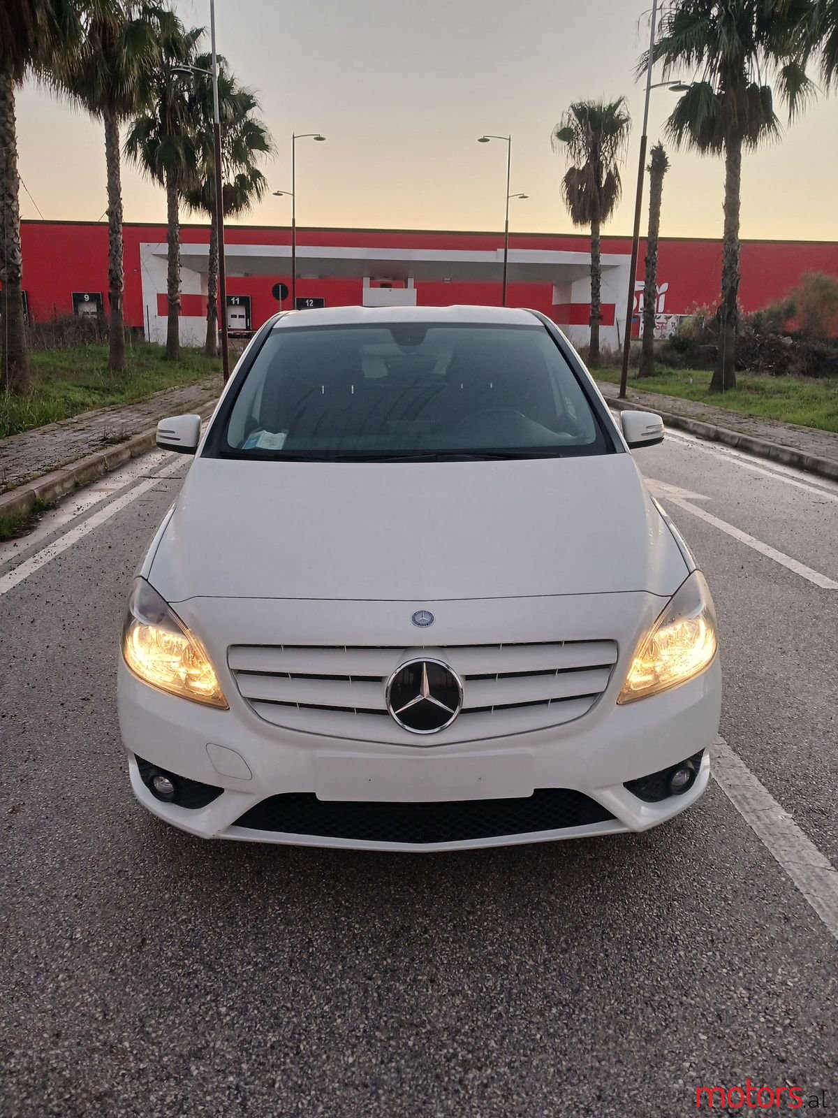 2013' Mercedes-Benz B 180 photo #1