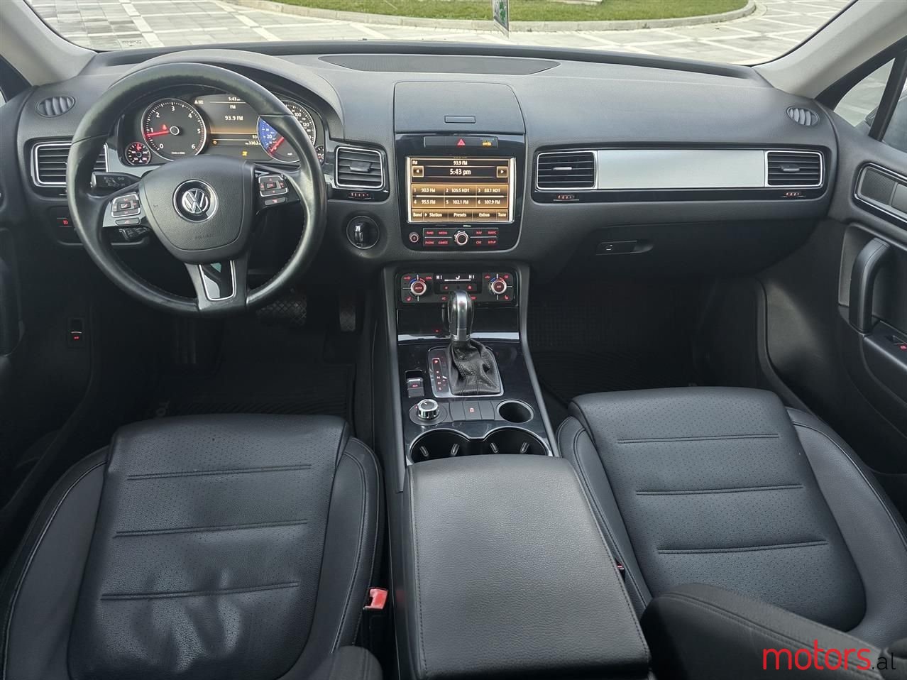 2013' Volkswagen Touareg photo #6