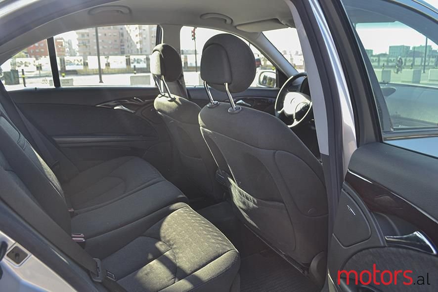 2004' Mercedes-Benz E 220 photo #6