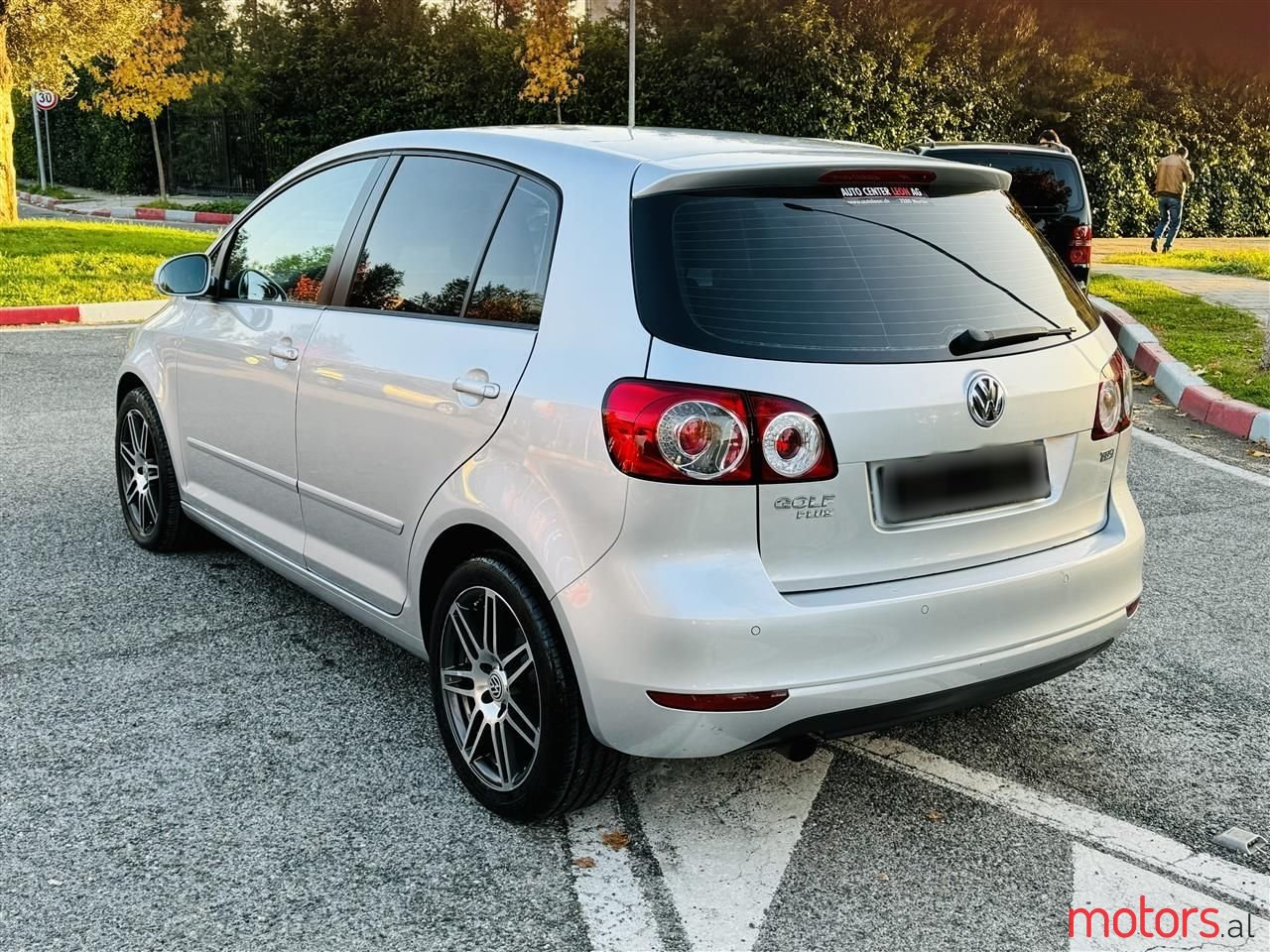 2011' Volkswagen Golf Plus photo #2