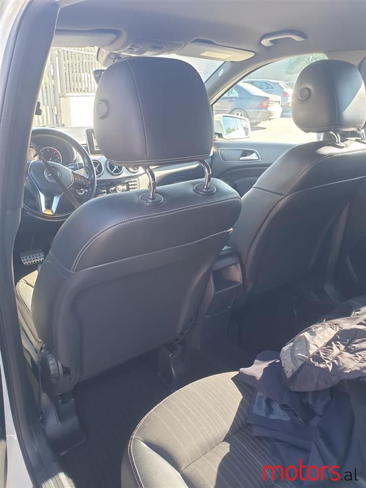 2012' Mercedes-Benz B 180 photo #3