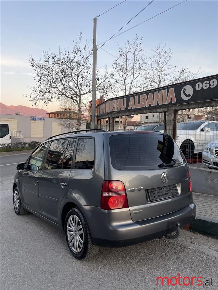 2005' Volkswagen Touran photo #4