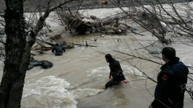 E rëndë në Gjirokastër/ Automjeti i OSHEE bie në lumin Drino, humbin jetën 2 elektricistët