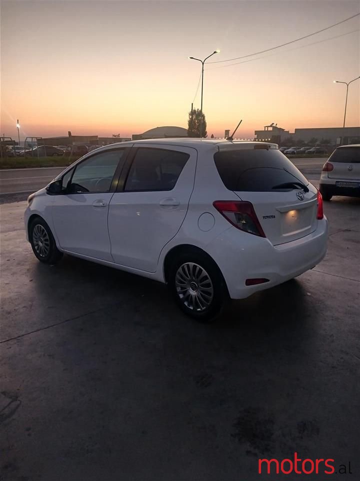 2014' Toyota Yaris photo #5