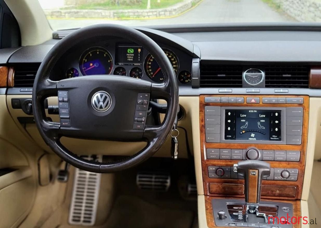 2004' Volkswagen Phaeton photo #2