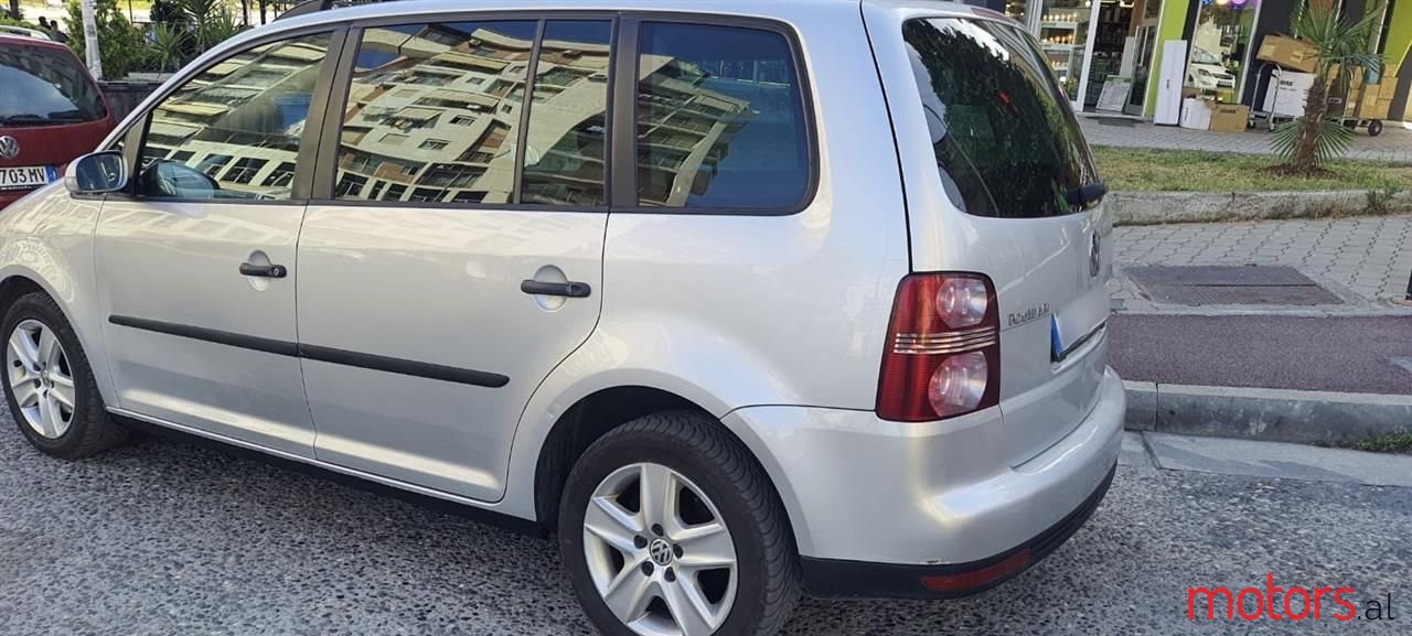 2007' Volkswagen Touran photo #3