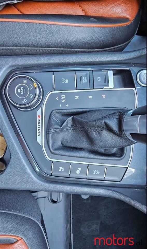 2017' Volkswagen Tiguan photo #2
