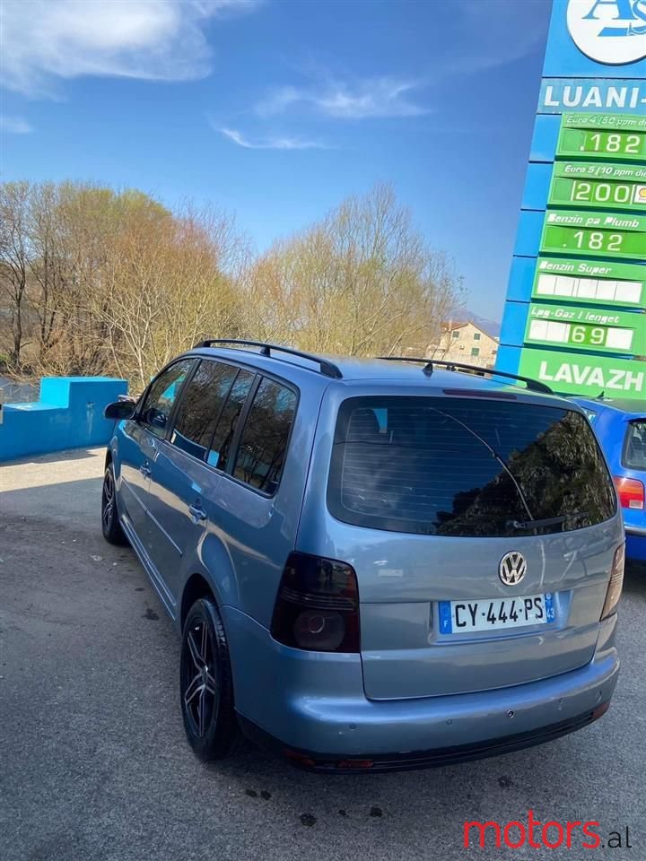 2008' Volkswagen Touran photo #3