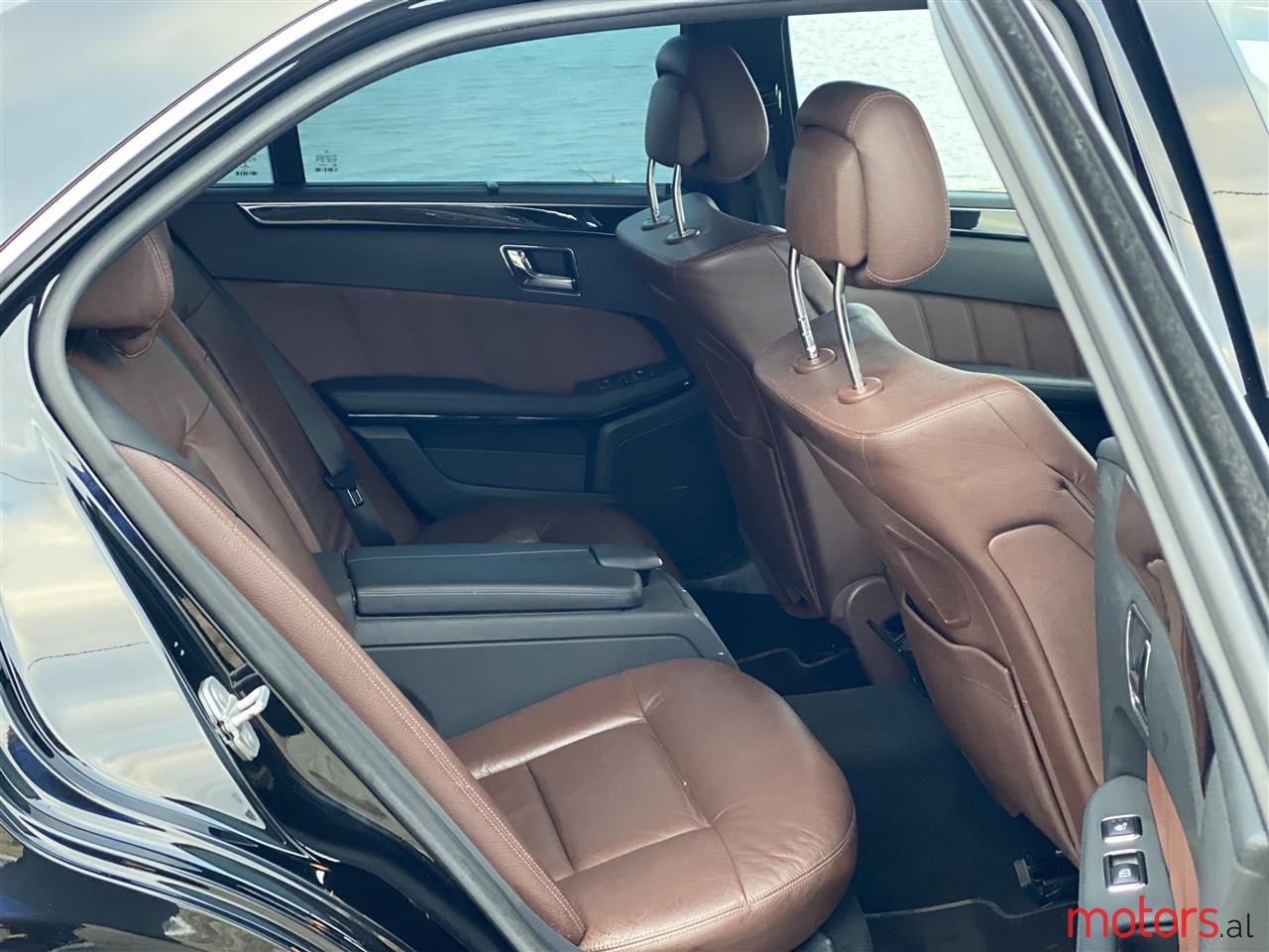 2011' Mercedes-Benz E 350 photo #5