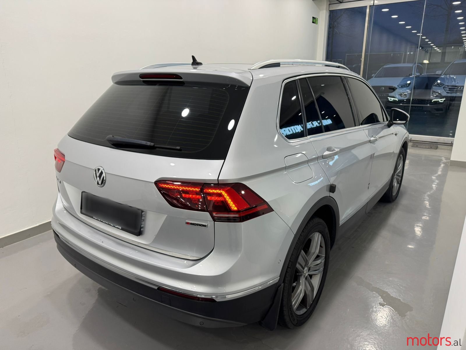 2018' Volkswagen Tiguan photo #3