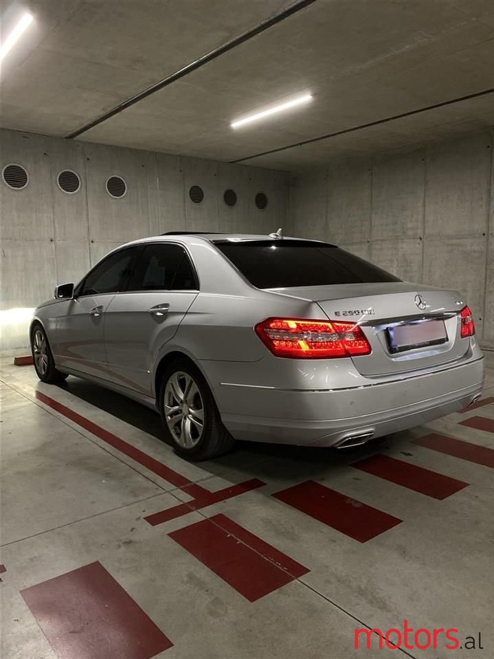 2012' Mercedes-Benz E 220 photo #5