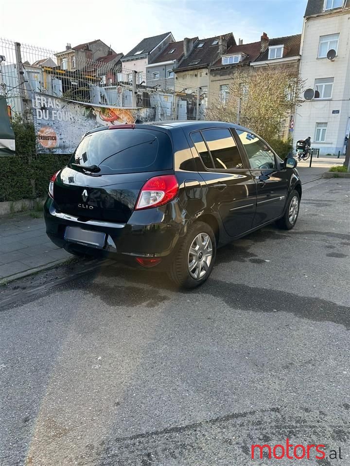 2011' Renault Clio photo #2