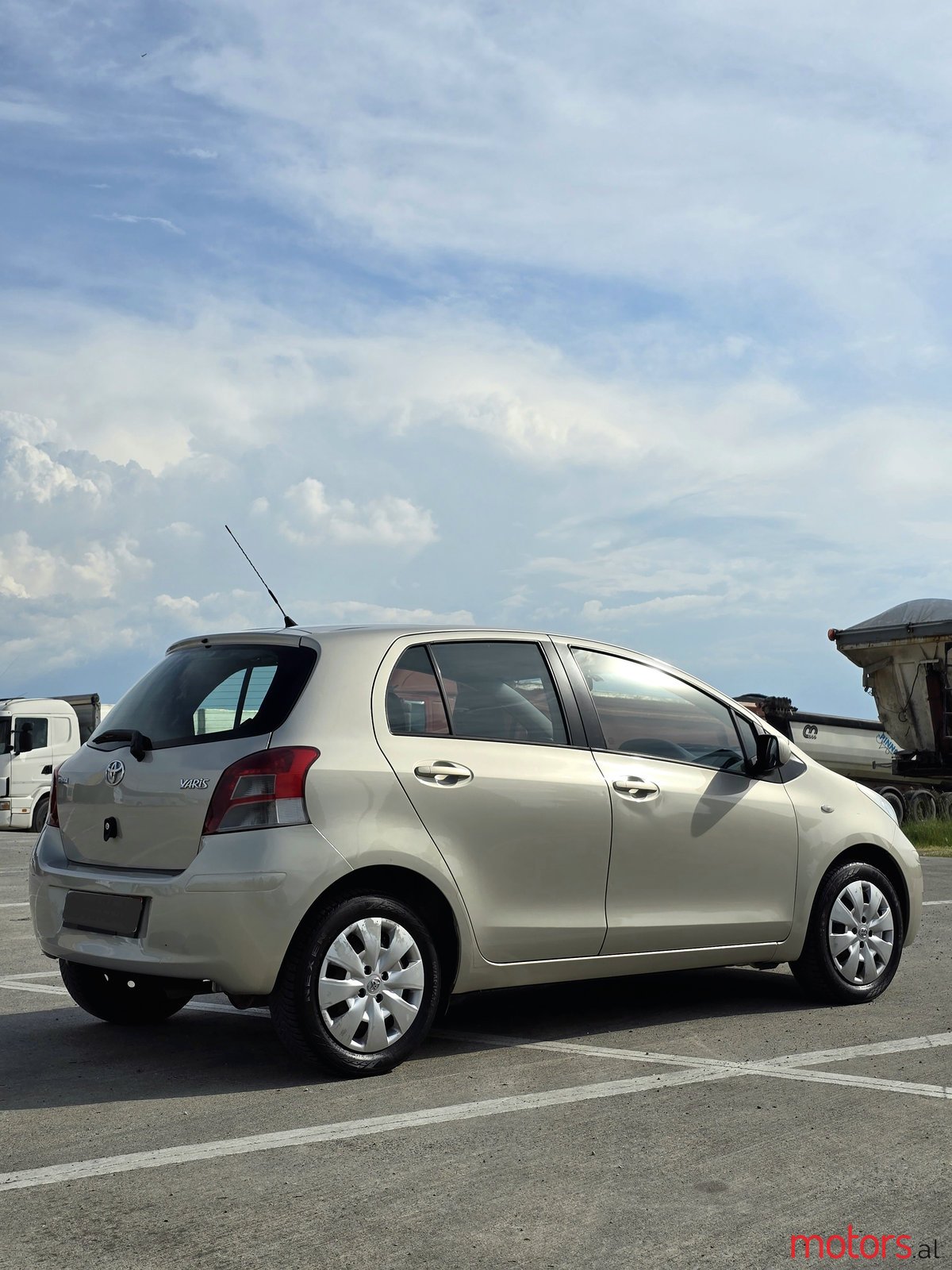 2011' Toyota Yaris photo #4