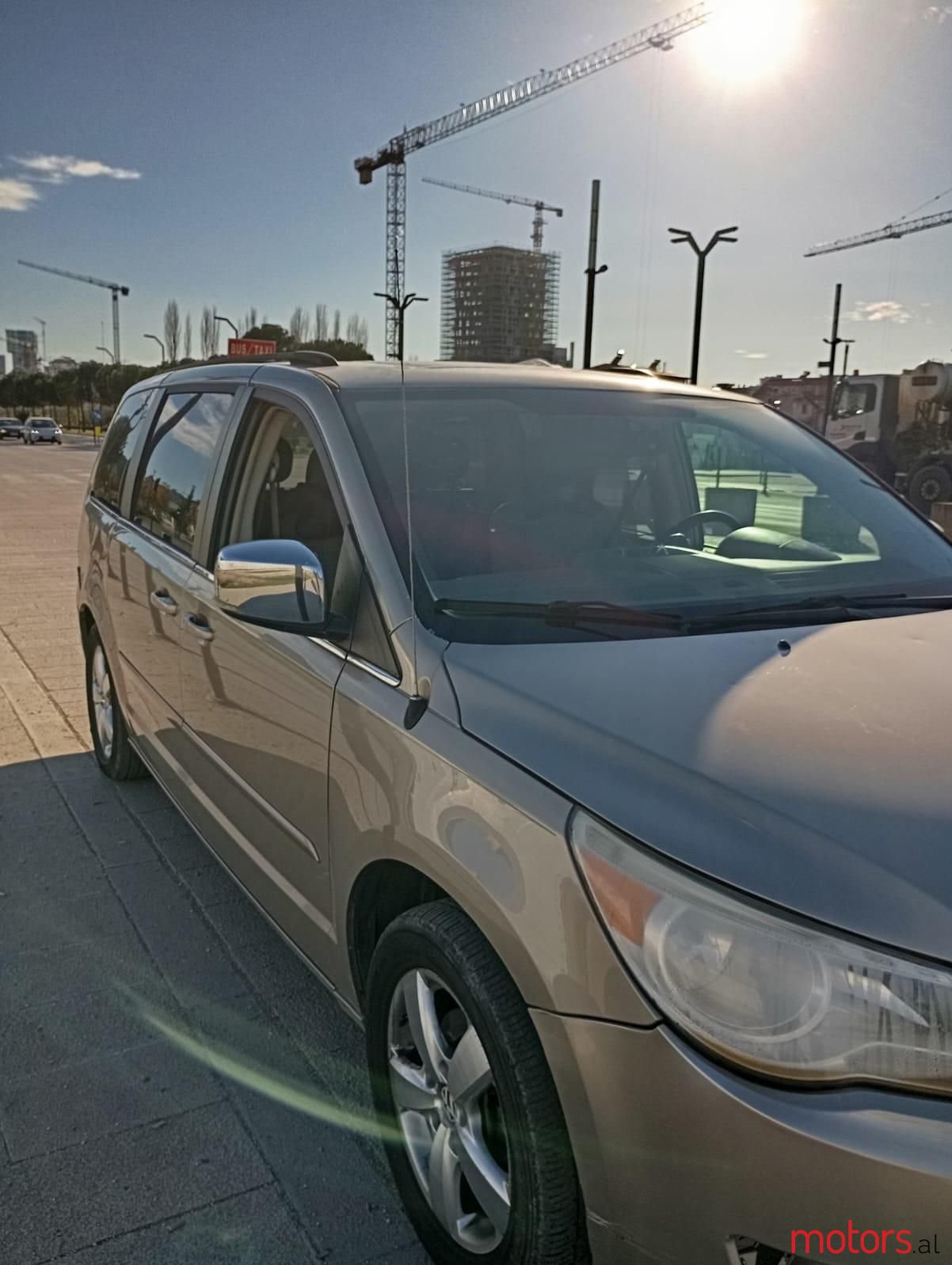 2009' Volkswagen Routan photo #3
