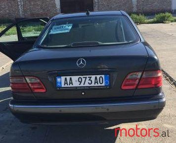 2001' Mercedes-Benz E-Class photo #2