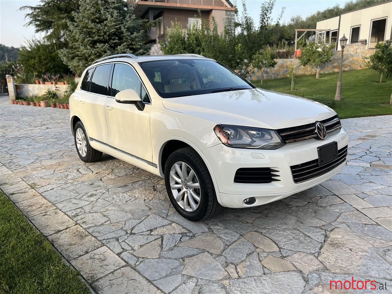 2011' Volkswagen Touareg photo #1