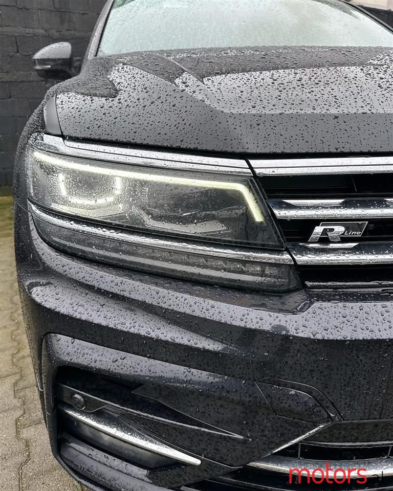 2018' Volkswagen Tiguan photo #2