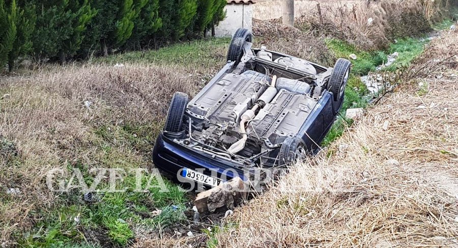Aksident në Elbasan: Makina del nga rruga, përmbyset në kanal
