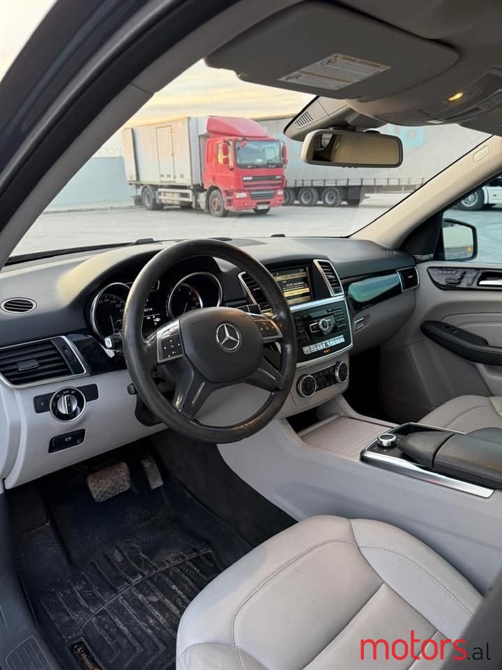 2012' Mercedes-Benz 350 photo #5