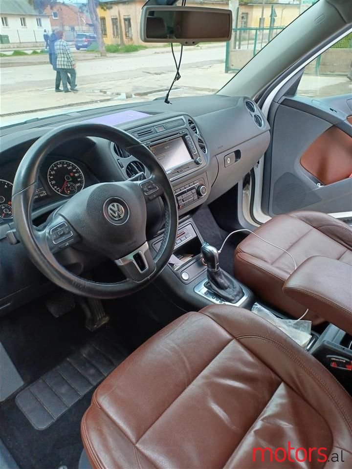 2012' Volkswagen Tiguan photo #5
