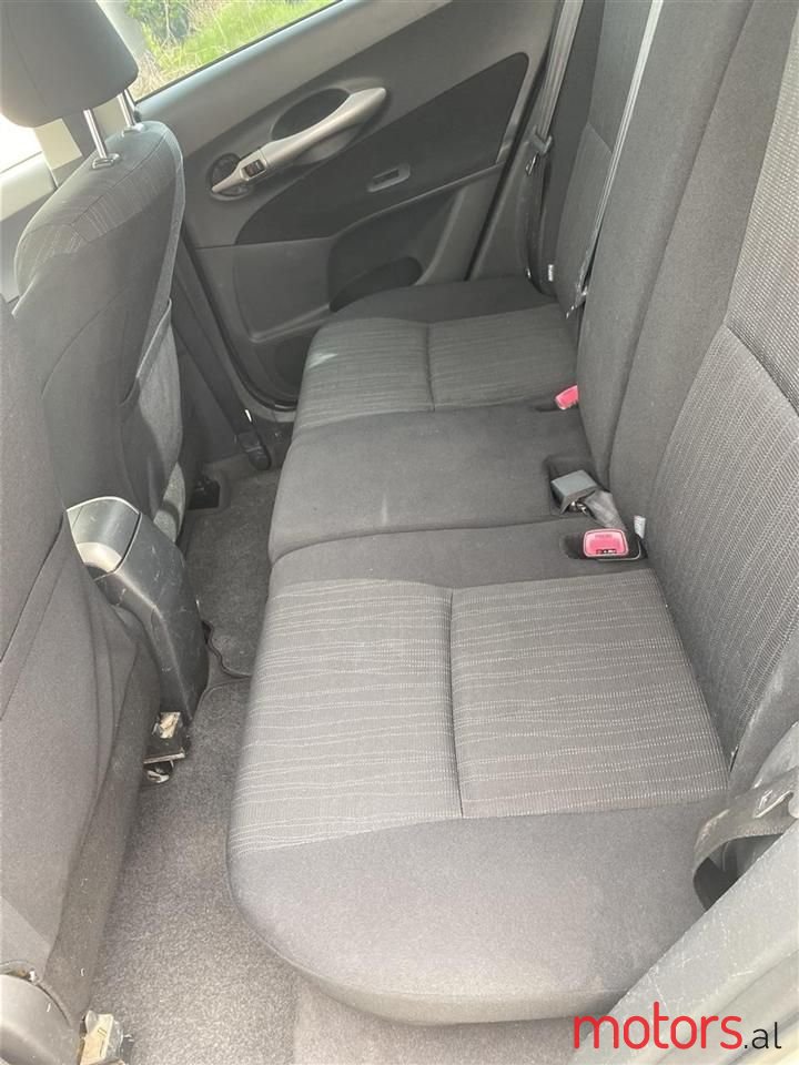 2008' Toyota Auris photo #3