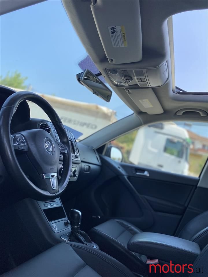 2011' Volkswagen Tiguan photo #5