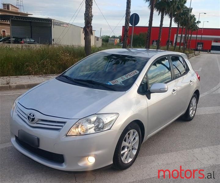 2012' Toyota Auris photo #2