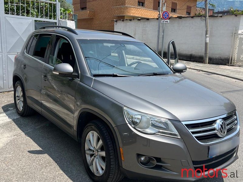 2011' Volkswagen Tiguan photo #1
