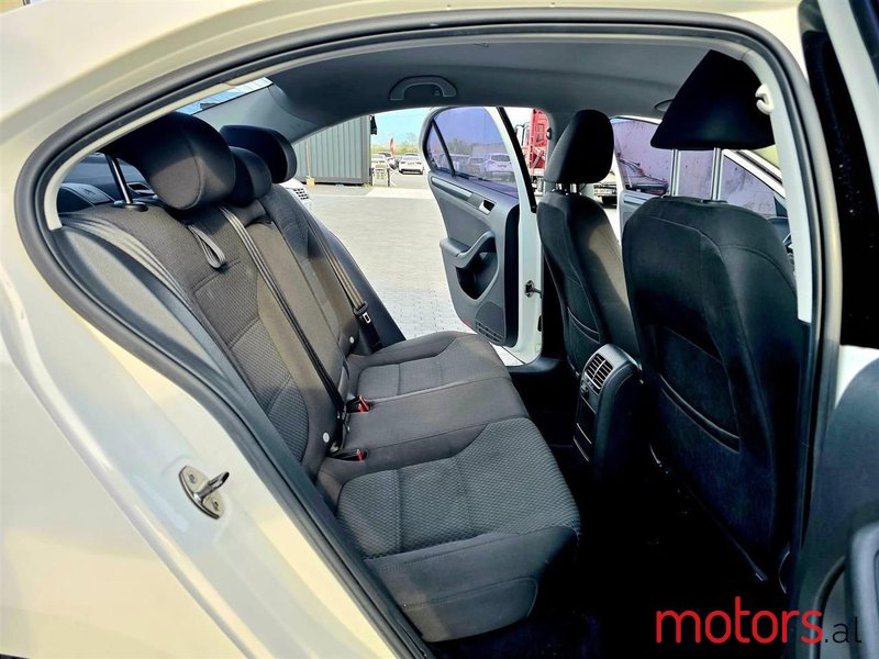 2013' Volkswagen Jetta photo #2