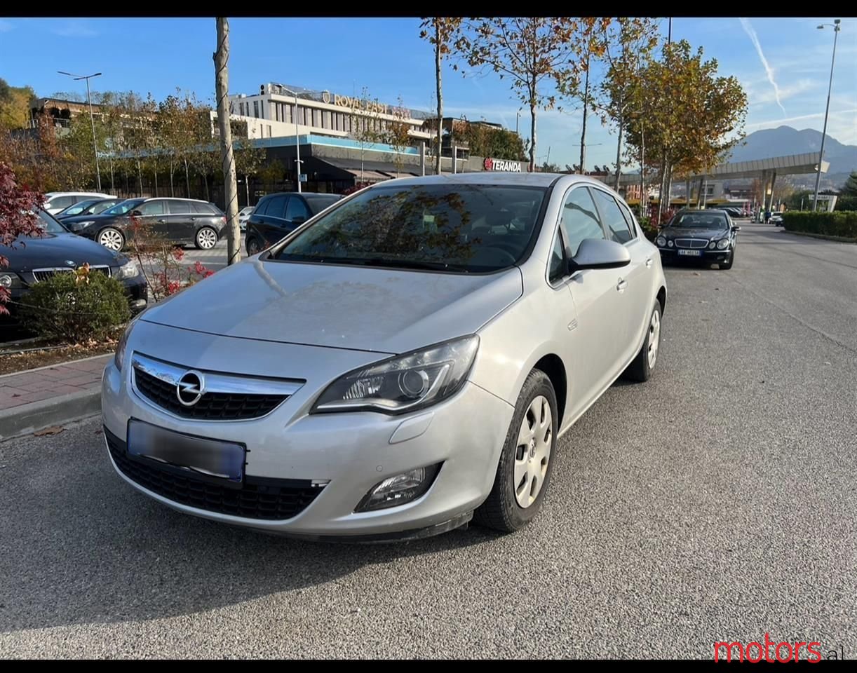 2012' Opel Astra photo #1