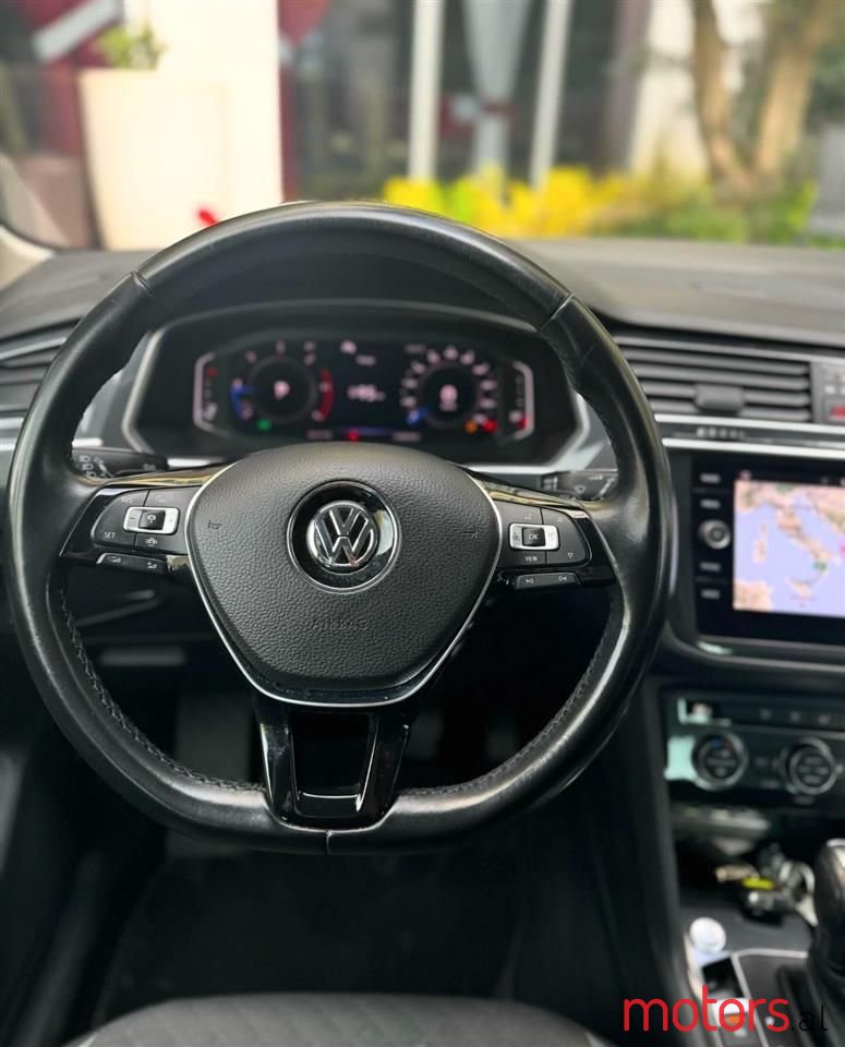 2019' Volkswagen Tiguan photo #3