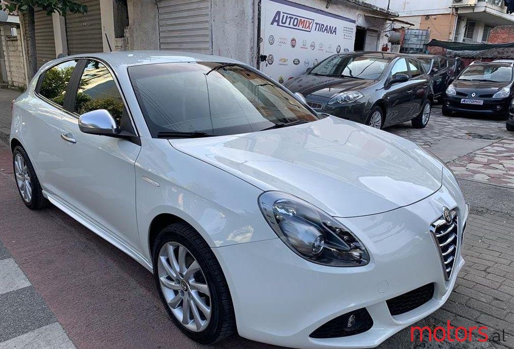 2012' Alfa Romeo Giulietta photo #1