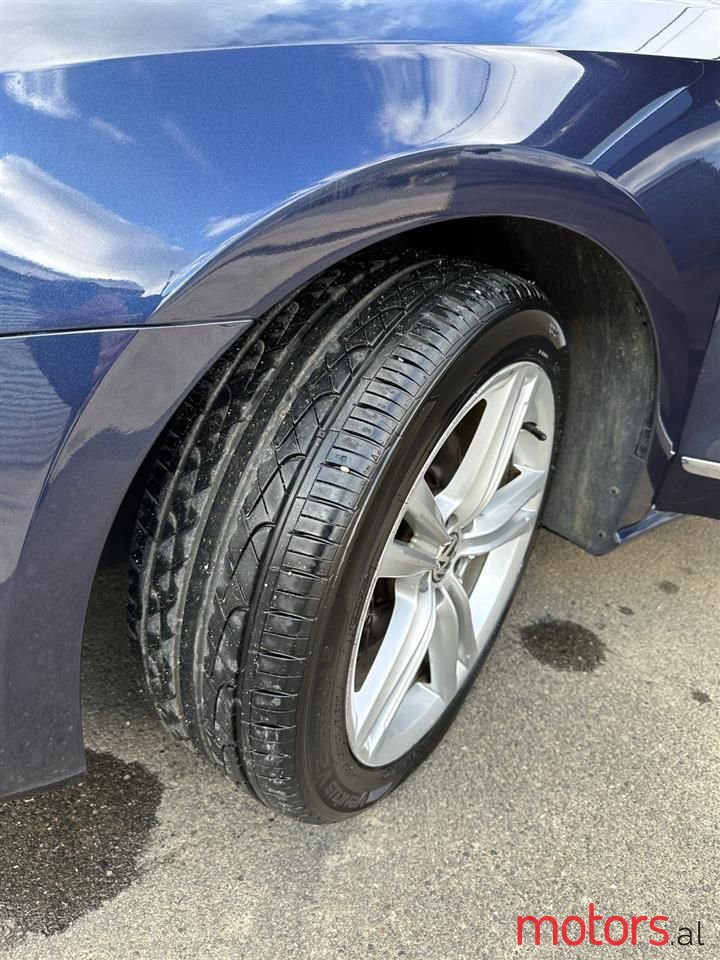 2013' Volkswagen Passat photo #5