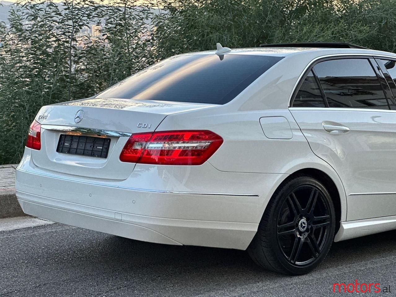 2011' Mercedes-Benz E 220 photo #6