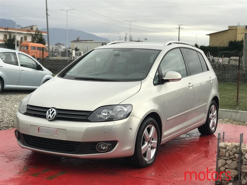 2012' Volkswagen Golf Plus photo #1