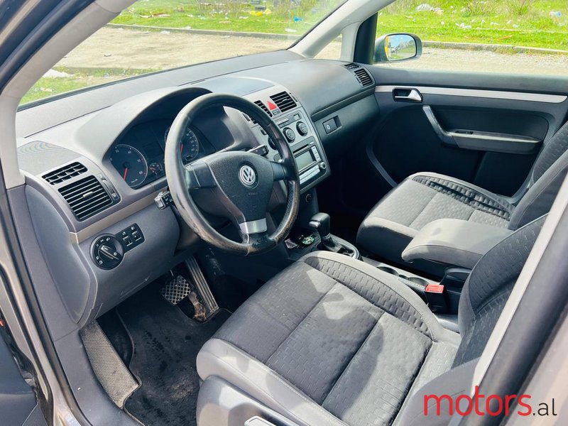 2007' Volkswagen Touran photo #2