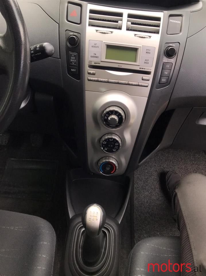 2008' Toyota Yaris photo #2