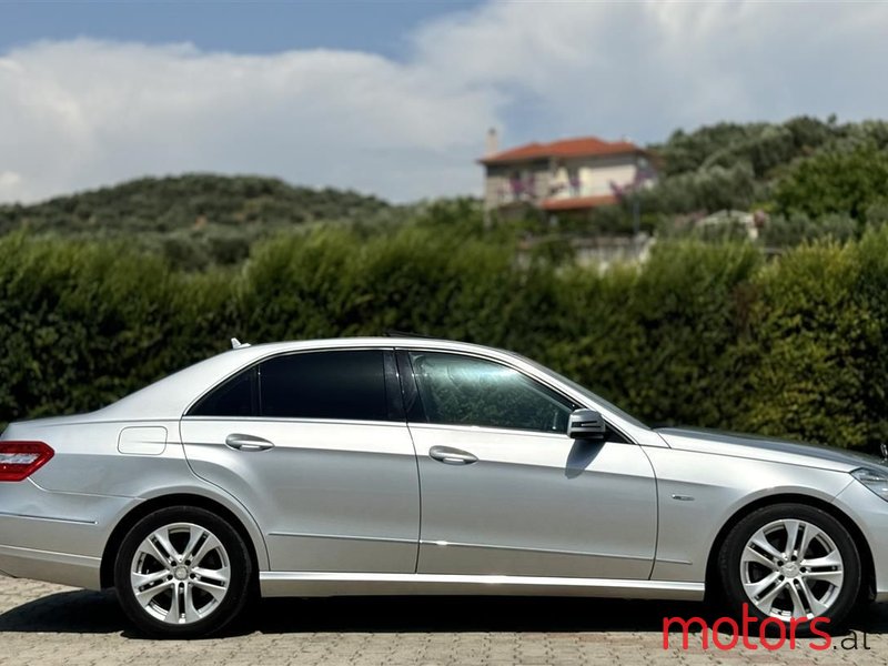 2011' Mercedes-Benz E 220 photo #2