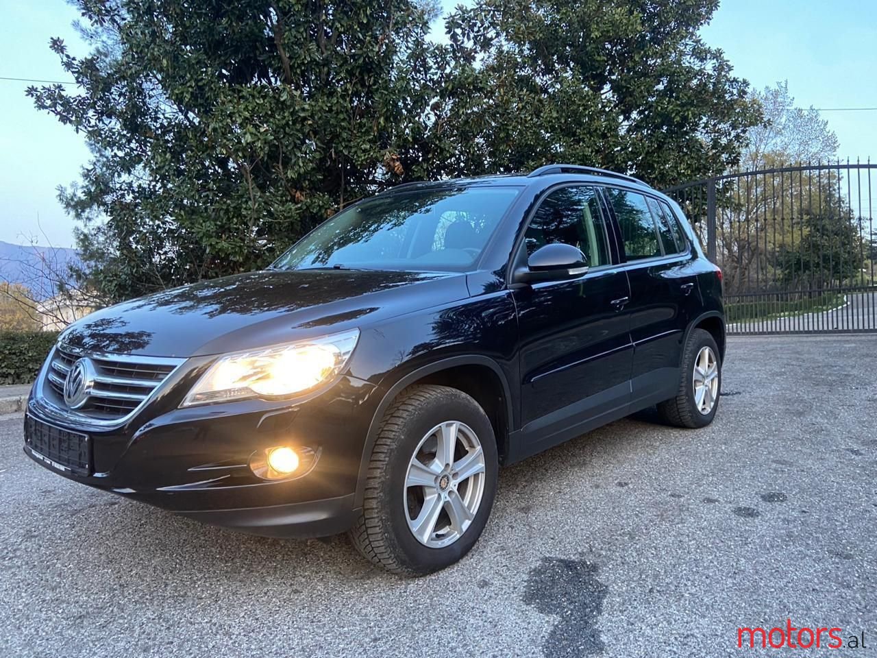 2011' Volkswagen Tiguan photo #5