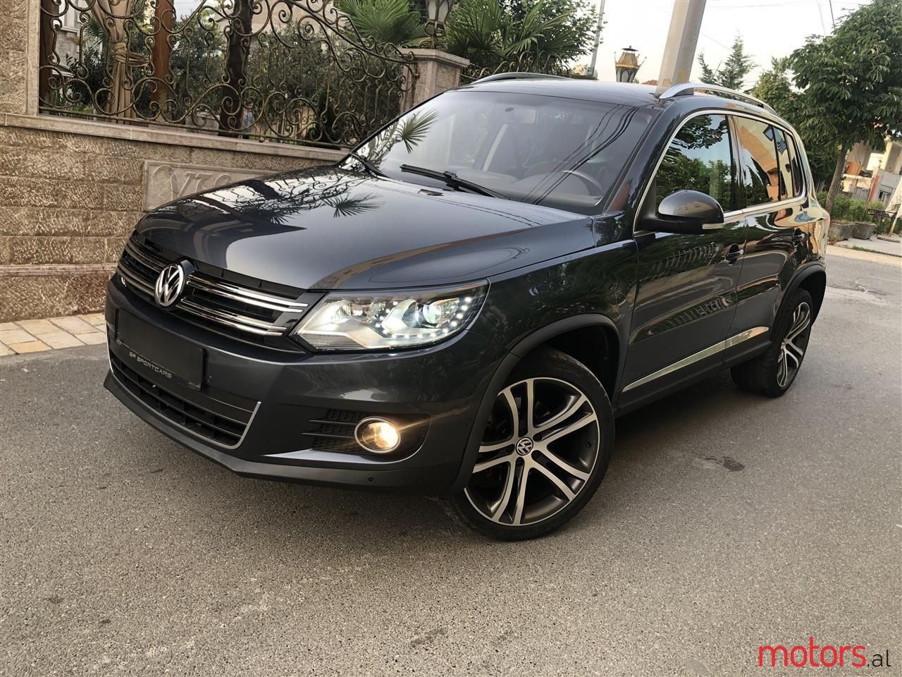 2010' Volkswagen Tiguan photo #1