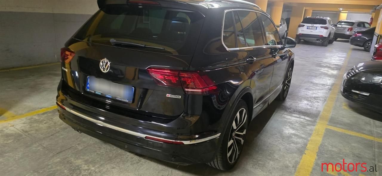 2020' Volkswagen Tiguan photo #4