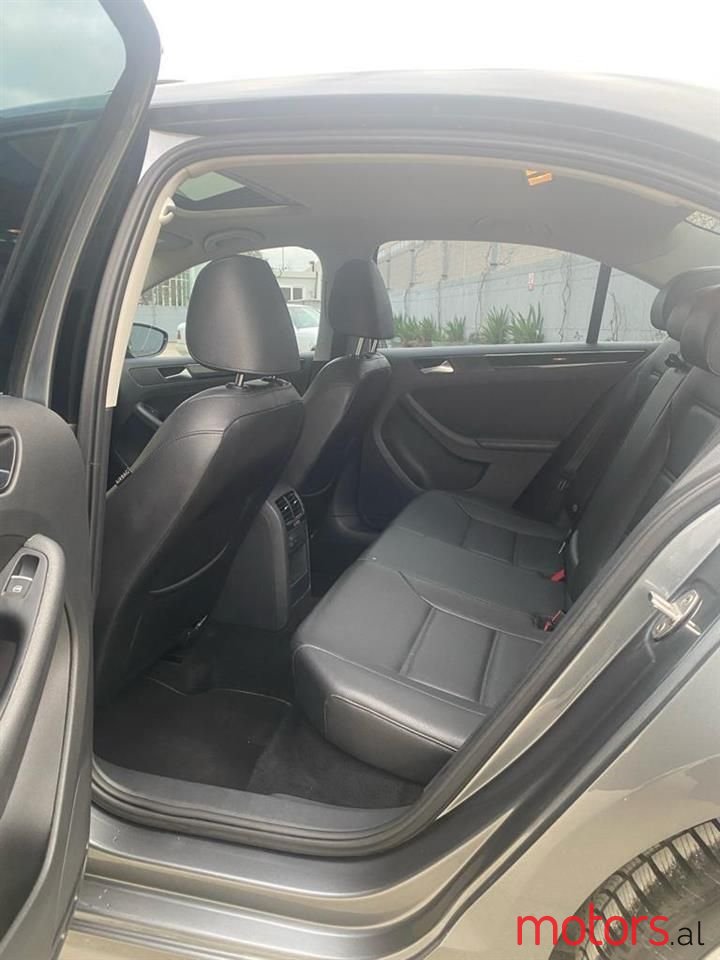 2016' Volkswagen Jetta photo #5