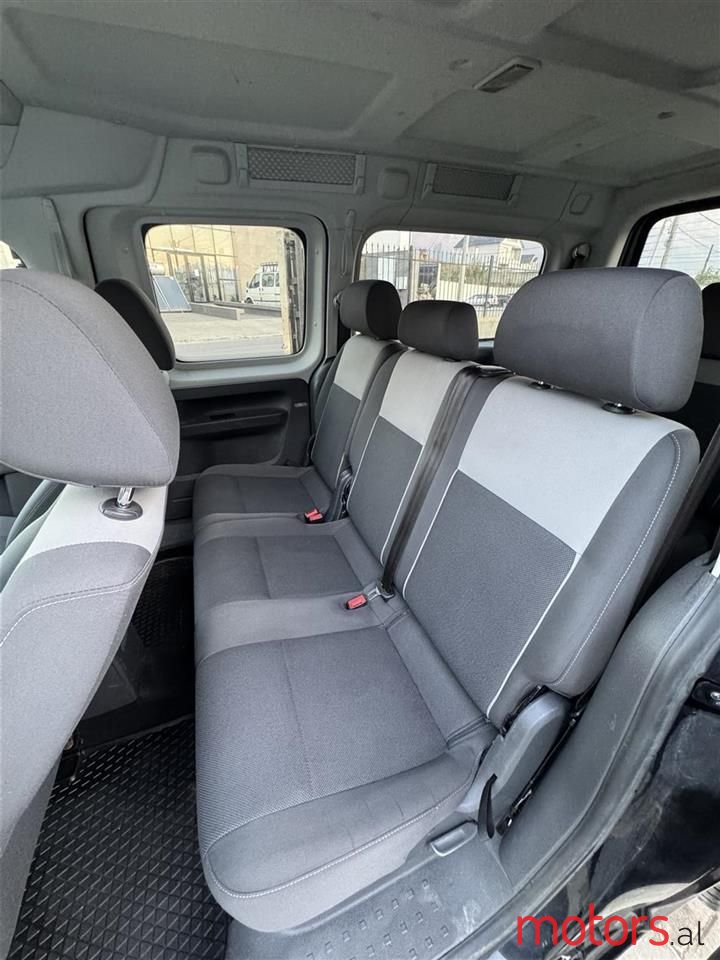 2011' Volkswagen Caddy photo #3