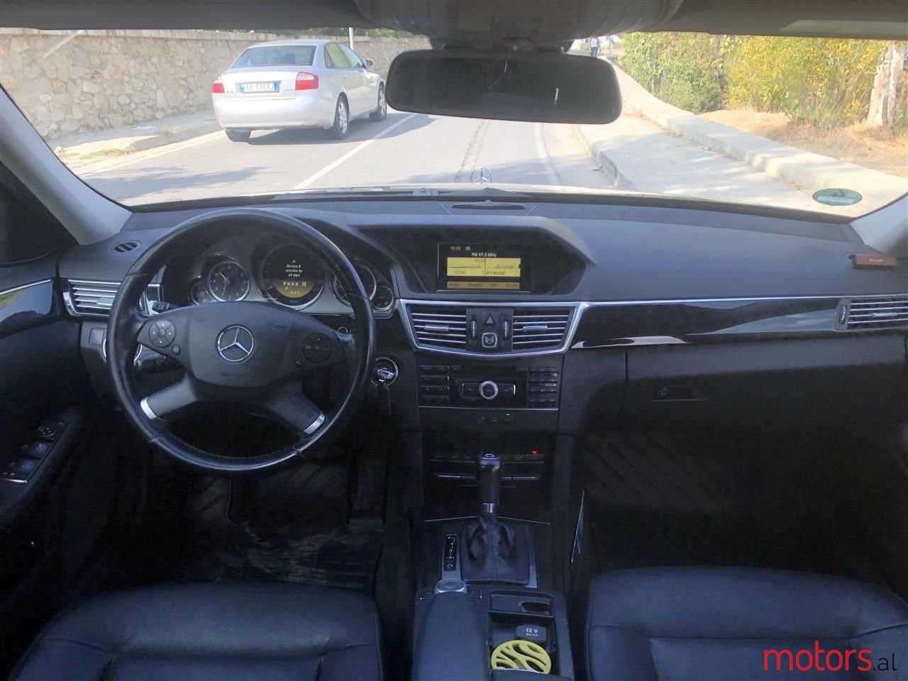 2011' Mercedes-Benz E 200 photo #3