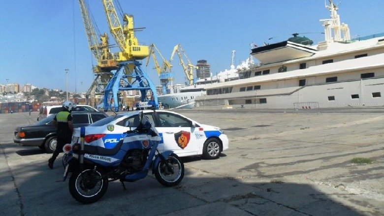 “Jemi nga Guardia Di Finanza!”- Nga Ancona në Durrës, Policia e Kufirit ndalon një automjet me pajisje të dyshuara përgjimi!